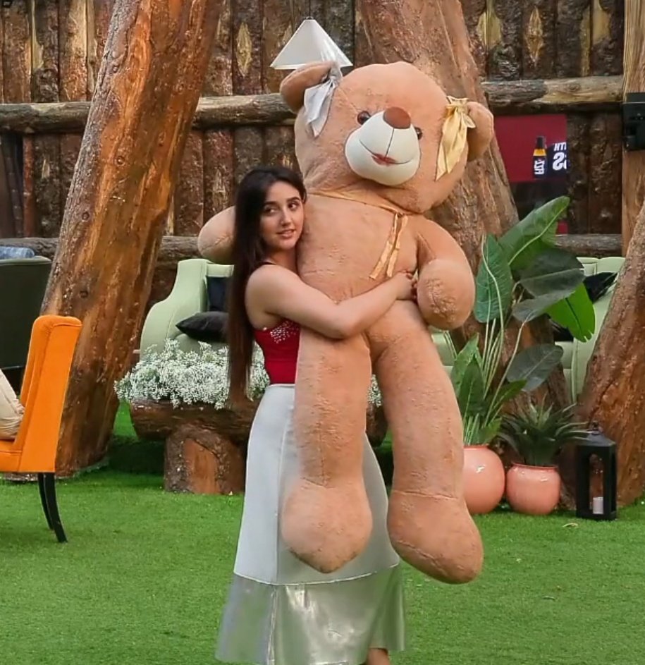 No unwanted drama ,No fights and all — just performed the task with calmness &amp; brilliantly rather than doing any kind of unwanted nautanki in a task like others .

That's ashnoor kaur for you all 👏🔥.

#ashnoorkaur #abhinoor #biggboss19