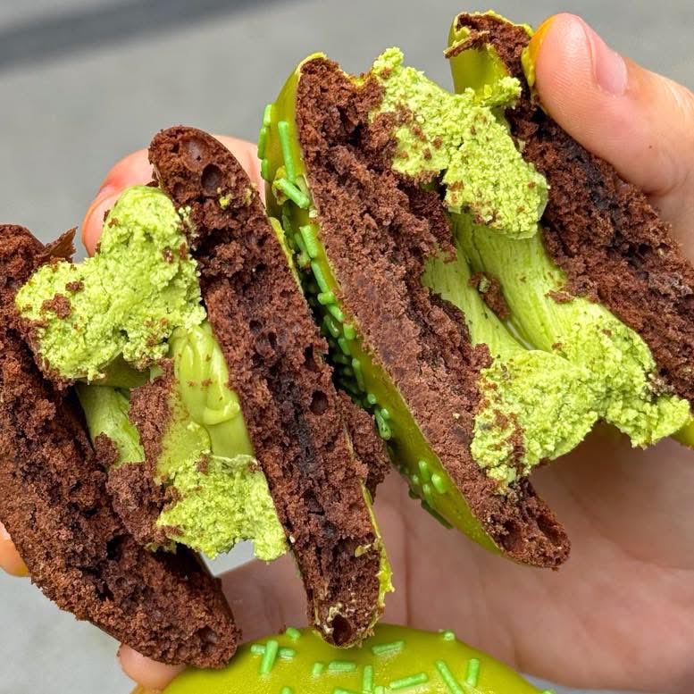 สิ่งฮีลใจในวันฝนตกรถติดแบบนี้ก็ต้องน้อนนี้เลย! ✨มัทฉะช็อกโก้พาย 🥯🍵🍫มาใหม่ใน 7-11 คืออร่อยมากกก! พายช็อกเข้มๆ มาเจอครีมมัทฉะเข้มๆนัวๆ หวานนิดๆ อร่อยกำลังดีเลย มันเข้ากันเลยแหละ ชอบมากไปลองเร็ววว