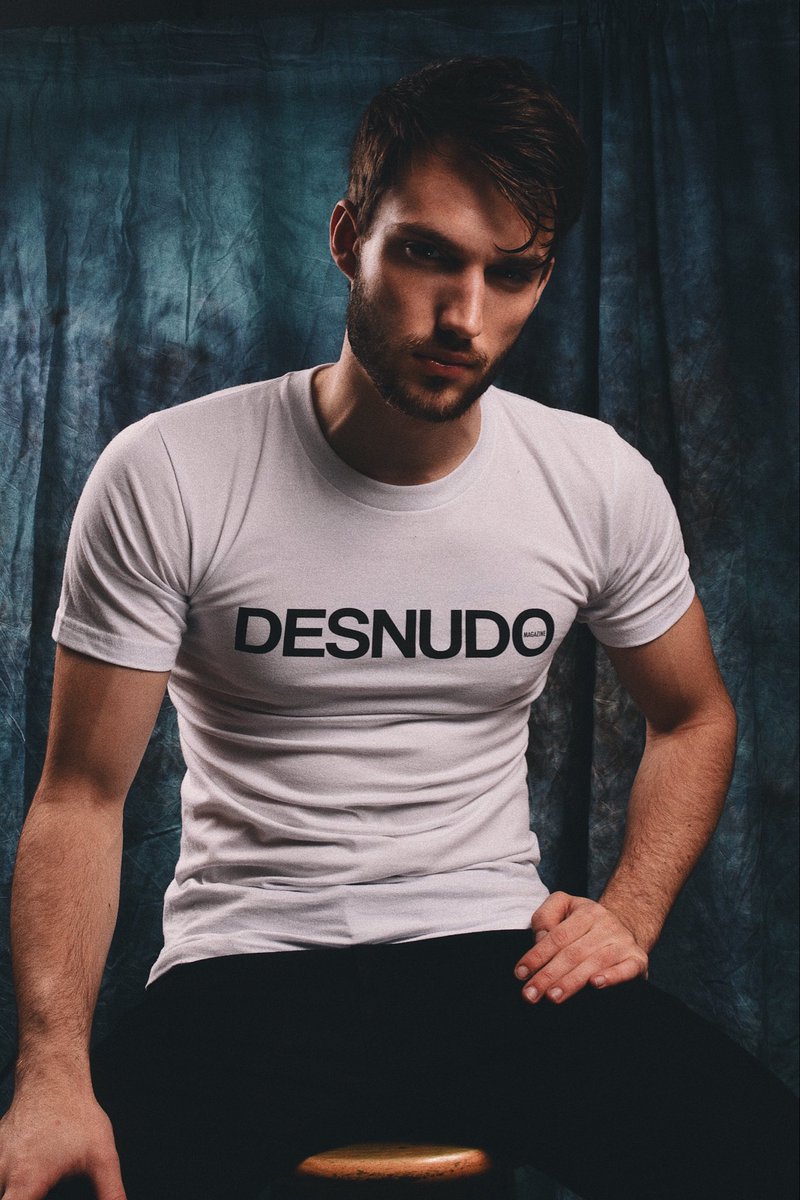 A clássica camiseta com o logotipo da Desnudo Magazine — atemporal, ousada e feita para quem vive a cultura impressa. Conforto com atitude. Vista o legado. Garanta a sua agora em desnudomagazine.com.