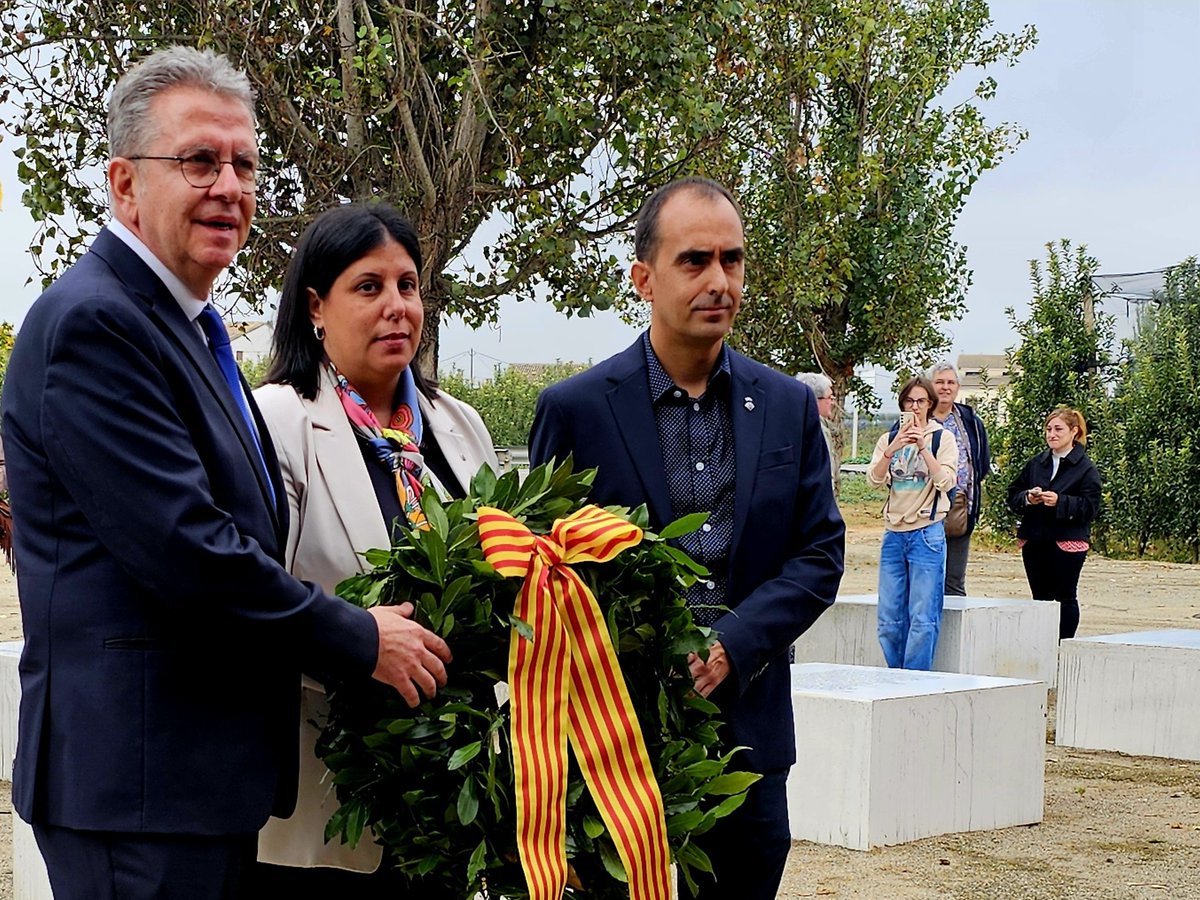 💐 Homenatge a Lluís Companys en el 85è aniversari del seu afusellament.

🔸 Aquest matí, a l’Espai Lluís Companys, s’ha celebrat una ofrena floral amb una corona de llorer i la interpretació d’“Els Segadors” en memòria del president #LluísCompanys.
