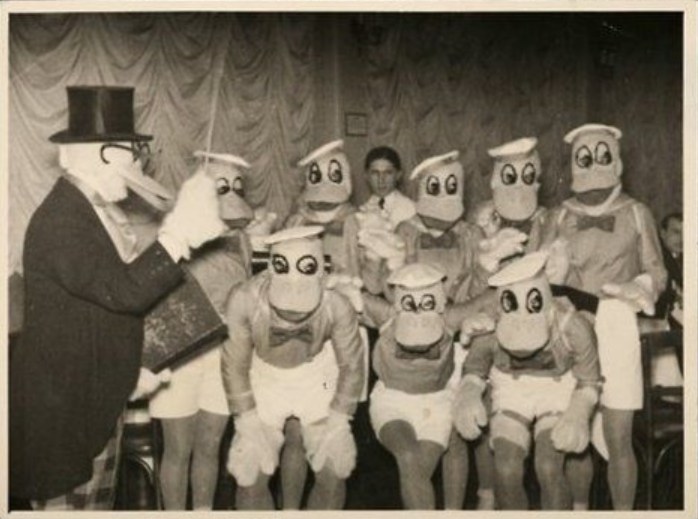 #donaldduck #disney #gonewrong #cosplay #disneycosplay #halloween #halloweencostume #dressup #caption #captionsplease #captionsforinsta #captionthis #wronganswersonly