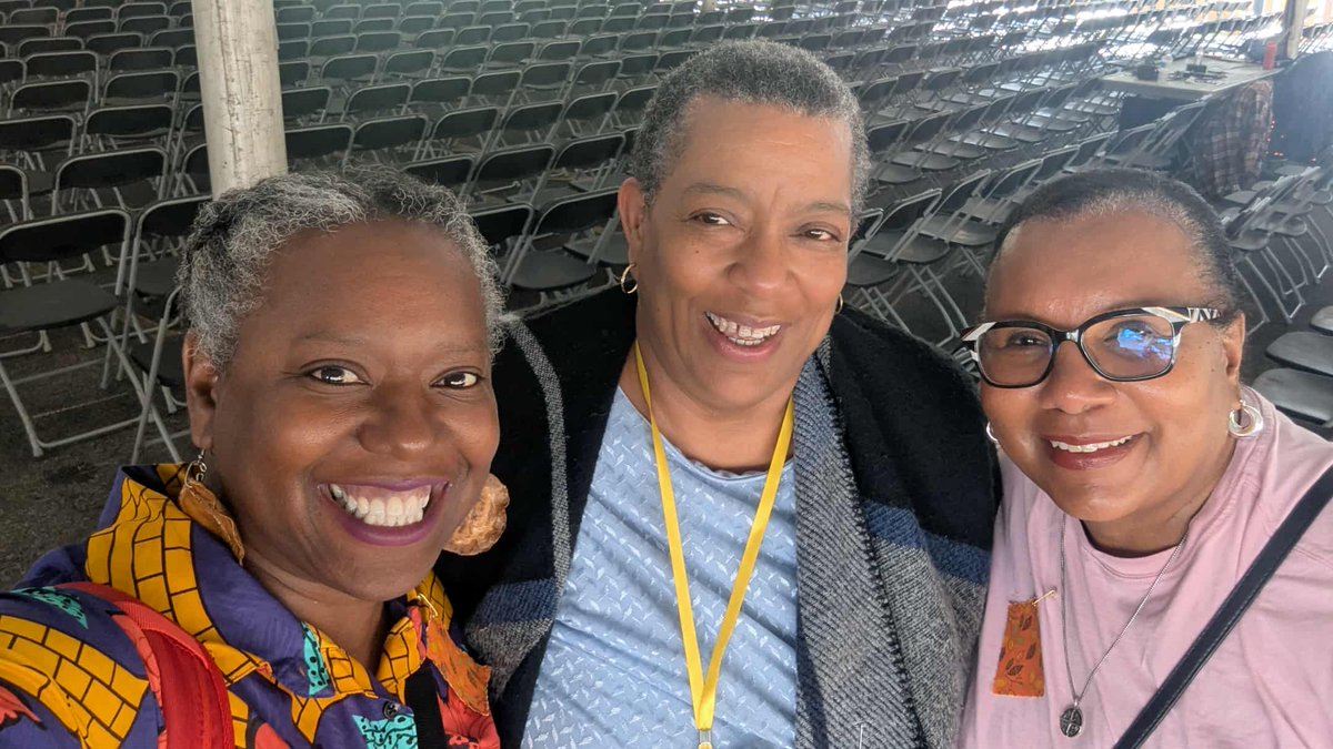 😁 Cheesing at the National Storytelling Festival with fellow storyteller Kelle Jolley &amp; an audience member. My heart is still feeling so full after another great year! Already looking forward to next year's fest!

#nationalstorytellingfestival
