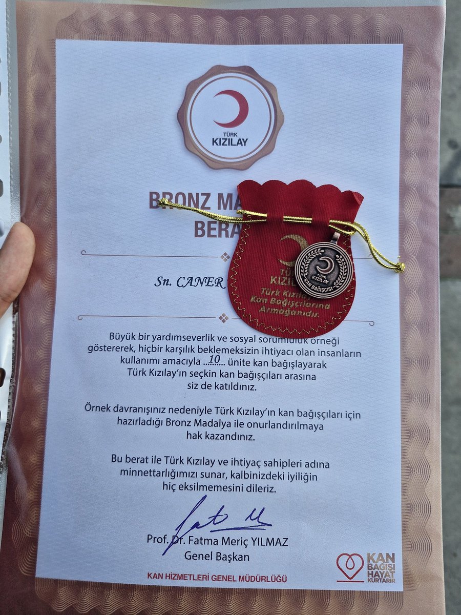 İlk kez babam kansere yakalanıp ameliyat olduğunda kan bankalarında yeterli kan bulunmadığı için hastane bizden kan bağışlamamızı istediğinde kan vermiştim. Son bağışımla birlikte tam 14 kez kan bağışlamış oldum ve 10 bağış sonrası bağışçılara verilen bronz madalyamı dün teslim