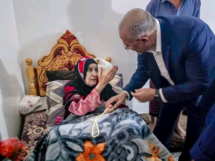 في لفته كريمة زار الرئيس القائد عيدروس الزُبيدي عصر اليوم الحاجه نديه حسين مثنى اسماعيل الثوير زوجة الفقيد قائد صالح الشنفره ووالدة القائد صلاح الشنفرة.