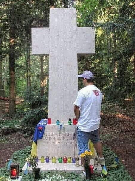 🇺🇦
Stepan Bandera died 66 years ago.

🇵🇱
A Polish football fan visited the grave of Stepan Bandera.