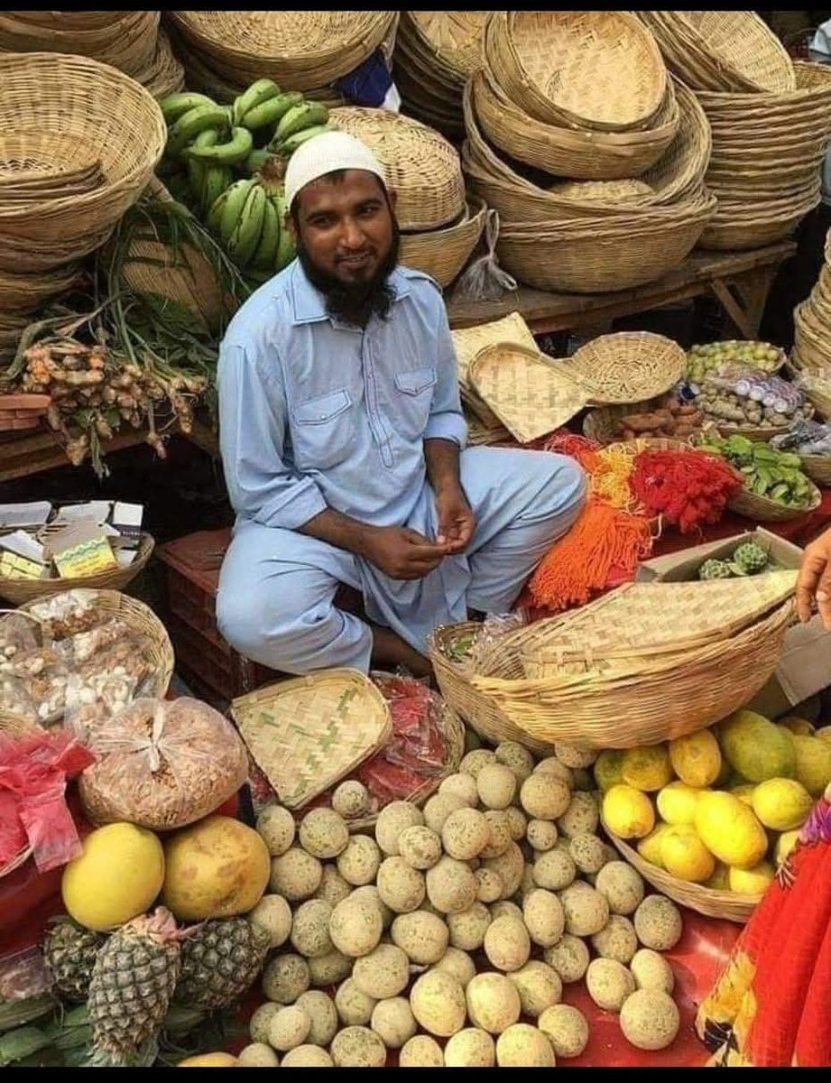 मैं सभी बिहार वाले भाईयों से कहना चाहते हैं..
आप #छठ_पूजा की अधिक से अधिक खरीदारी मुसलमान भाईयों से ही करें..
क्योंकि मोदी जी कहते हैं ये अमन वाले लोग हैं!