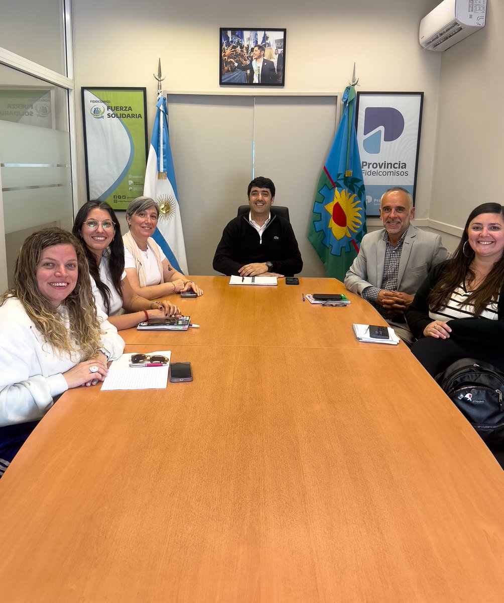 Nuestro presidente recibió a Romina Barreiro, Secretaria de Desarrollo Social de Avellaneda y a Florencia Villar, Directora Provincial de Economía Social del <a href="/MinDesarrolloBA/">Desarrollo de la Comunidad BA</a> para definir nuevas alternativas de trabajo conjunto entre el municipio, la provincia y el fideicomiso.
