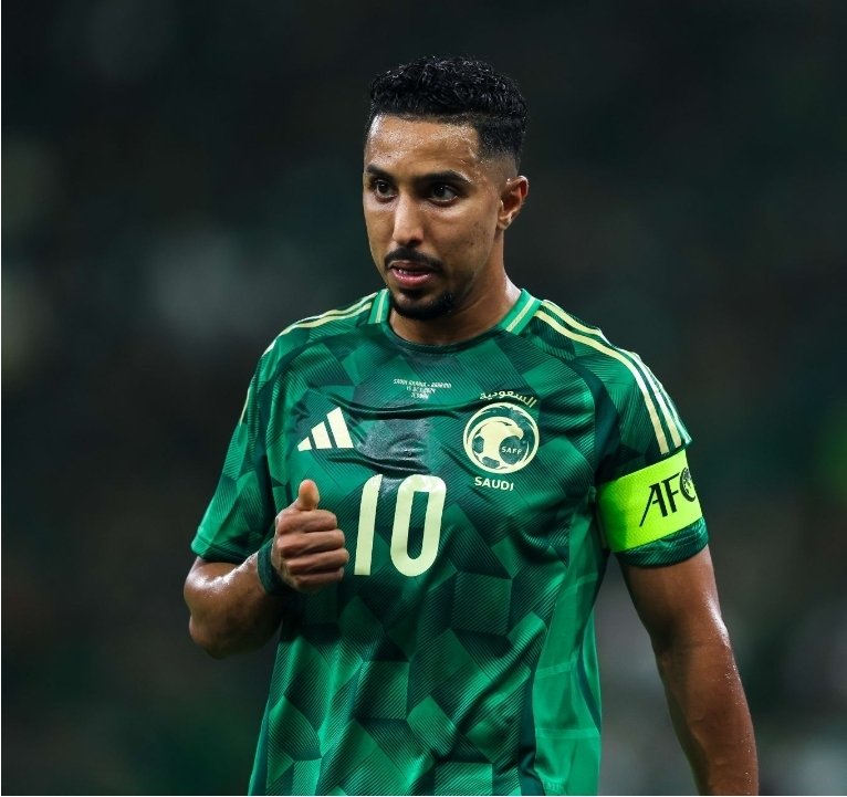 #سالم_الدوسري 
لأول مرة في تاريخ كرة القدم - حتى لما كنا نعلب مباراة والكورة لولد المدير وهو الكابتن-  ما كانوا يعطونه أفضل لاعب ، وسالم اعطوه أحسن لاعب .
لم يصنع فارق.
لم يسجل.
لم يأخذ تقييم الأعلى في الفريق.

طلع أحسن من ولد المدير ههههههههههههه