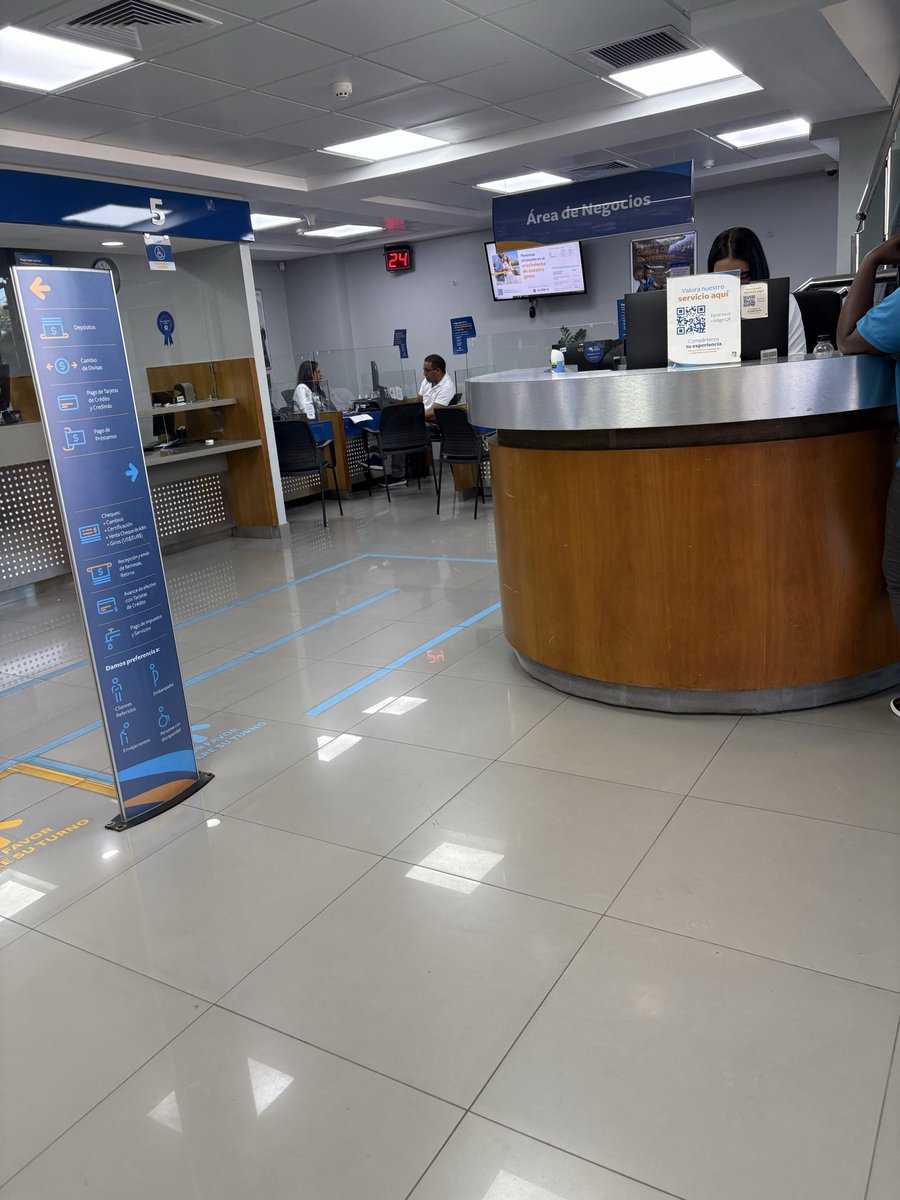 Starlincito's tweet photo. Dios mío…
Resulta verdaderamente insólito que en el área de servicios de esta oficina del @BanreservasRD solo haya una persona atendiendo.
Los turnos se vuelven interminables, y pareciera que nadie se sensibiliza ante la situación para buscar la manera de mejorar. https://t.co/zJRdB7F1SM