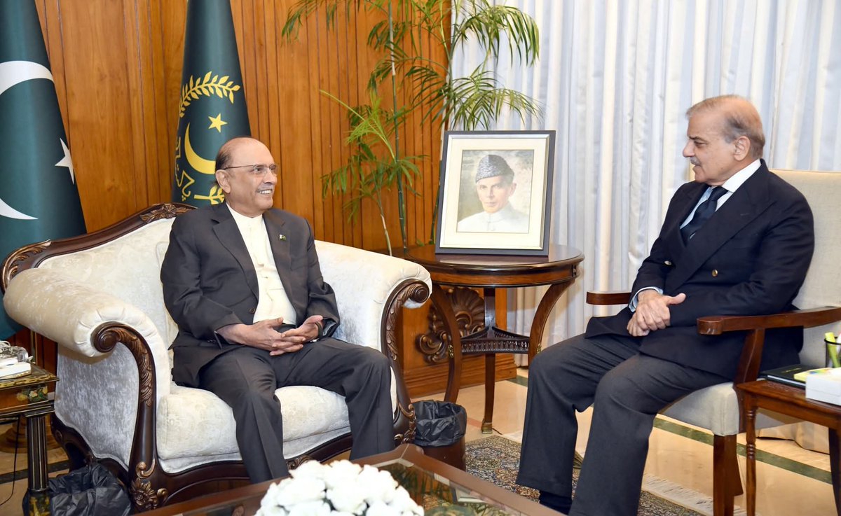 PPPDigitalKPK_'s tweet image. President Asif Ali Zardari with Prime Minister Muhammad Shehbaz Sharif at Aiwan-e-Sadr.
Asif Ali Zardari Mian Shehbaz Sharif
@AAliZardari
#PPPDigitalKP