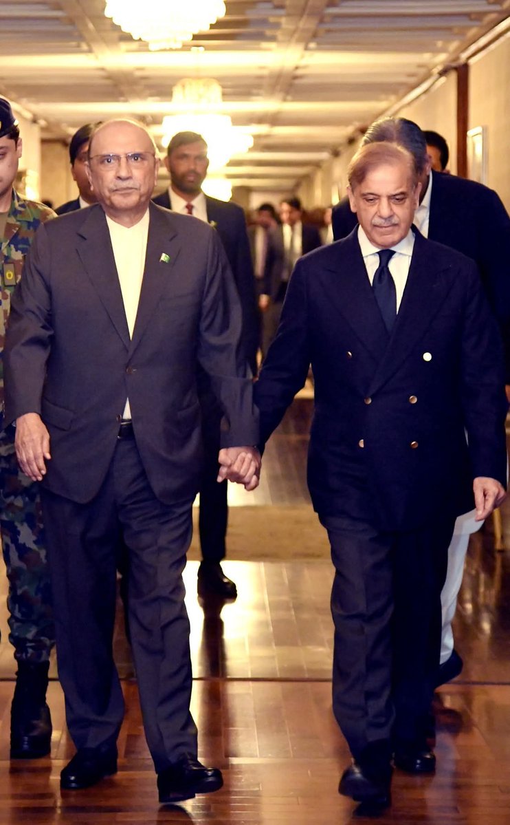 PPPDigitalKPK_'s tweet image. President Asif Ali Zardari with Prime Minister Muhammad Shehbaz Sharif at Aiwan-e-Sadr.
Asif Ali Zardari Mian Shehbaz Sharif
@AAliZardari
#PPPDigitalKP