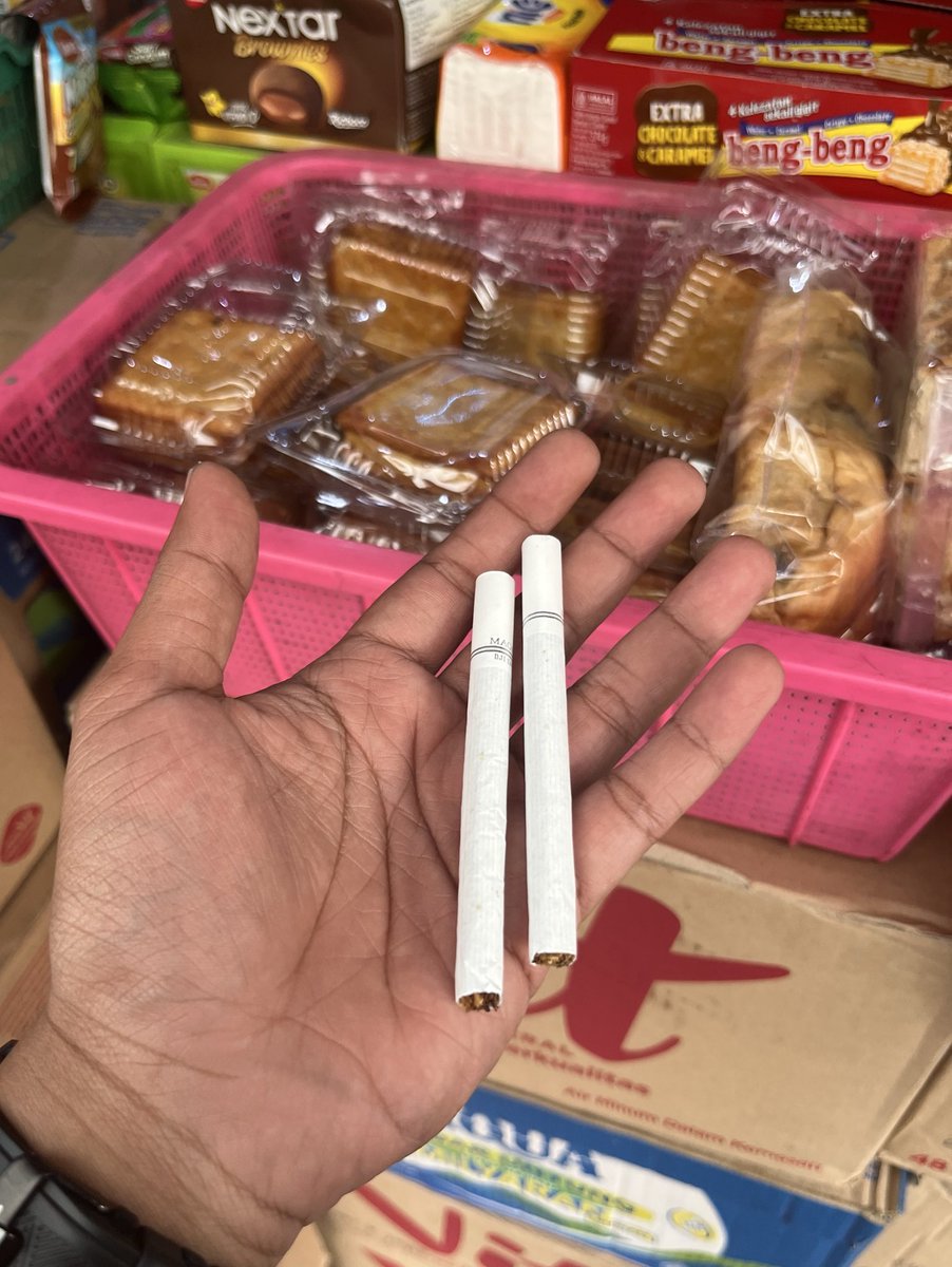 ambon_JS's tweet image. lu belum bisa dibilang perintis kalo gapernah ngerasaiin yg namanya beli rokok nge-teng.

bukan soal harga nye, tapi soal seni gimana lu tetep ngerokok dan lu tetep makan.

paket 5rb kombinasi teh gelas atau ga granita

#throwback

masih ada aje madura gaada Qris