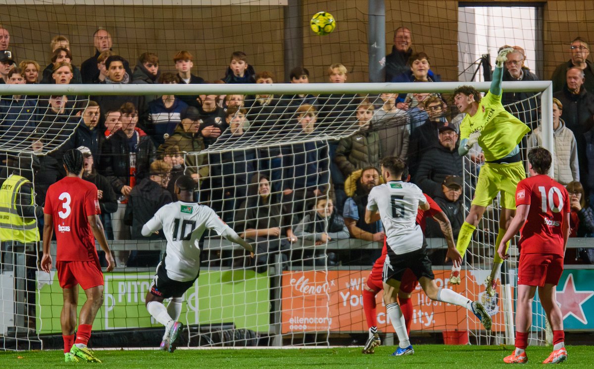 Dartford 3 Whitehawk 0

Match pics from last night's defeat:
flickr.com/photos/agschof…

#COYH