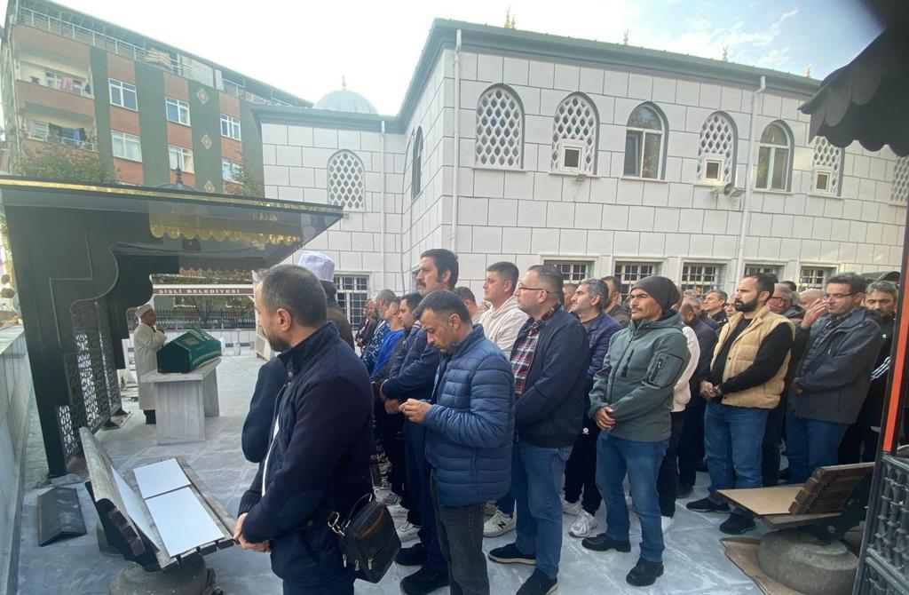 Beyoğlu #İtfaiye Grubundan üyemiz Şükrü ERTEKİN'in Babasının cenazesine iştirak ettik.  Merhuma Allah'tan rahmet, kederli ailesine sabırlar ve Başsağlığı dileriz. 
#İMED YÖNETİM KURULU