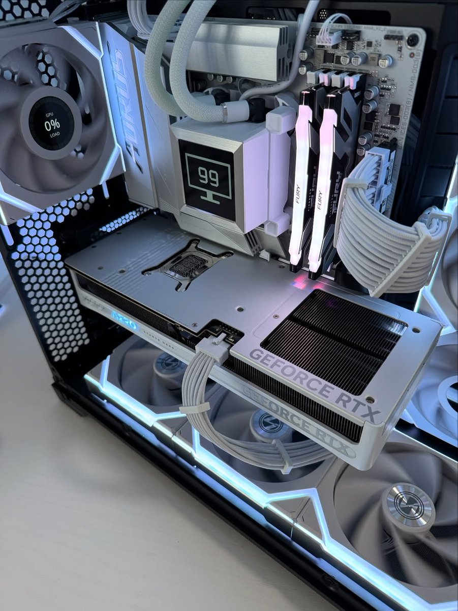 HiredSpender's tweet image. When beauty and beast exist in the same build
Case: Lian Li O11 Vision compact black
CPU: Amd Ryzen 5 7600x
Motherboard: Aorus b650e elite x ax ice
GPU: GIGABYTE RTX 5080 aero
RAM: Kingston 32gb 6400mhz
PSU: Lian Li Edge 1000w white
ImageCredit: 99setups