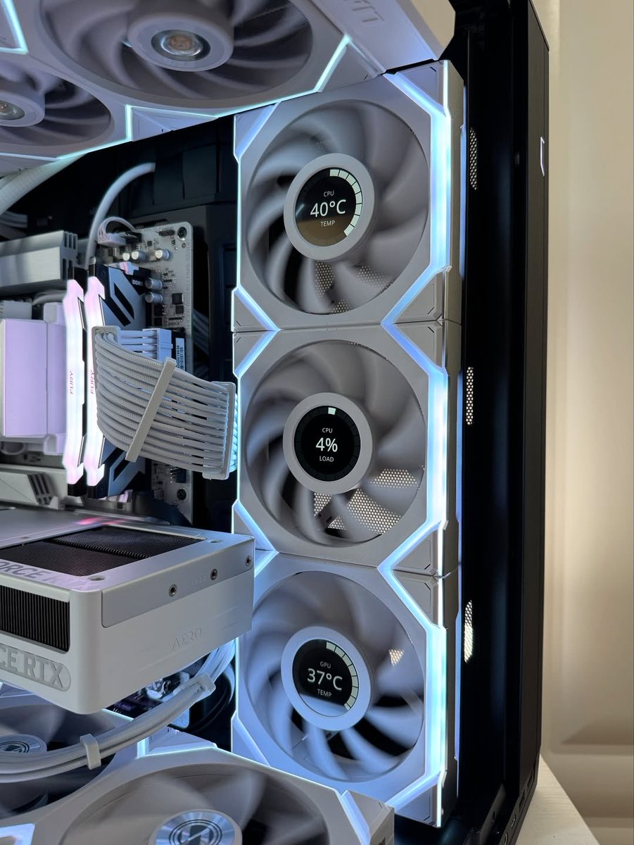 HiredSpender's tweet image. When beauty and beast exist in the same build
Case: Lian Li O11 Vision compact black
CPU: Amd Ryzen 5 7600x
Motherboard: Aorus b650e elite x ax ice
GPU: GIGABYTE RTX 5080 aero
RAM: Kingston 32gb 6400mhz
PSU: Lian Li Edge 1000w white
ImageCredit: 99setups