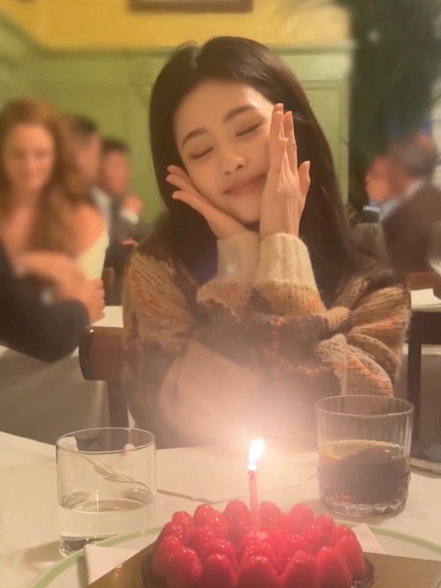 BaiLuIntrnlFans's tweet image. #BaiLu celebrated her birthday in Milan, she looks so cute 😘😘