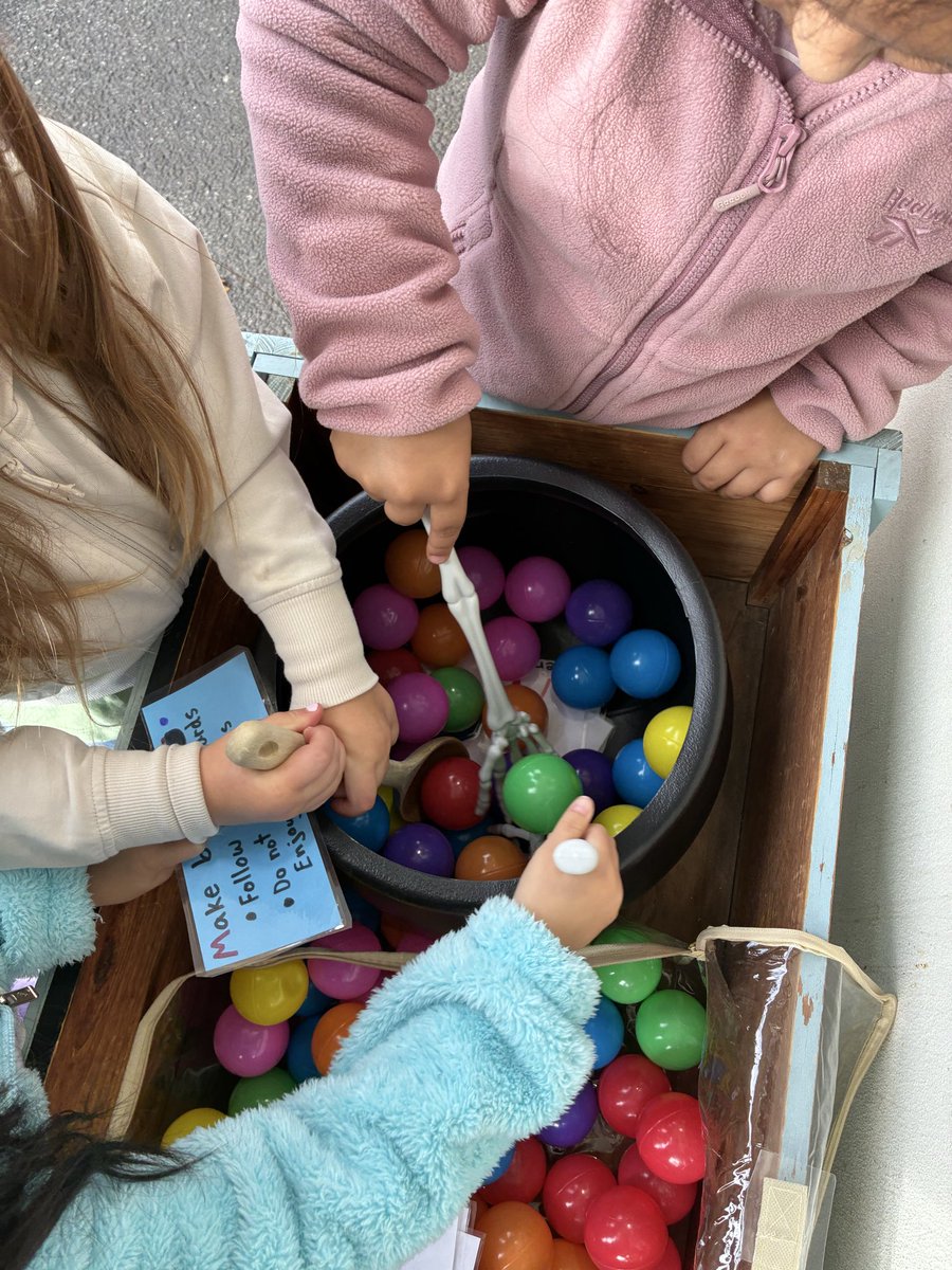 D31BeeHiveSI's tweet image. Victory students are having a ball exploring our new Balls Unit! #makelearningfun✨🍎📓✏️✨ #balls⚽️🏀🏈⚾️🎾#d31prekistheplaceto🐝
@DrJoyAbrams @AP_JelaniMiller @CSD31SI @NYCSchools @DocPalton