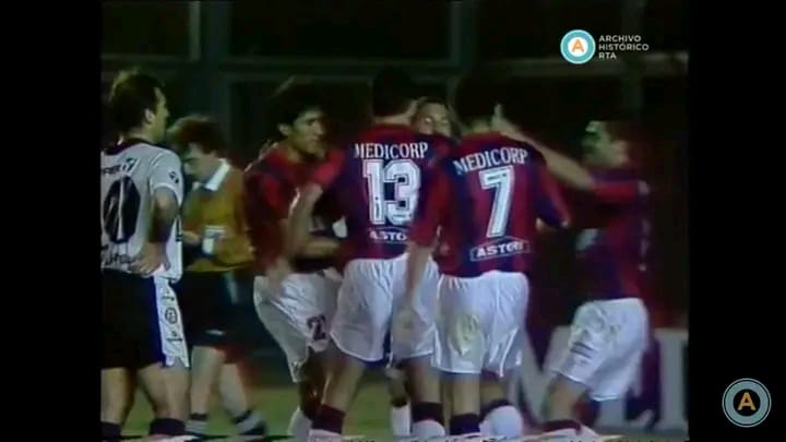 Sin googlear. Que equipo de San Lorenzo es? Pista: en la formación hay un futbolista de la región, actualmente Dt. Quien es el rival que está con los brazos en la cintura mirando el festejo? Pista: fue Dt de la Selección Argentina.
