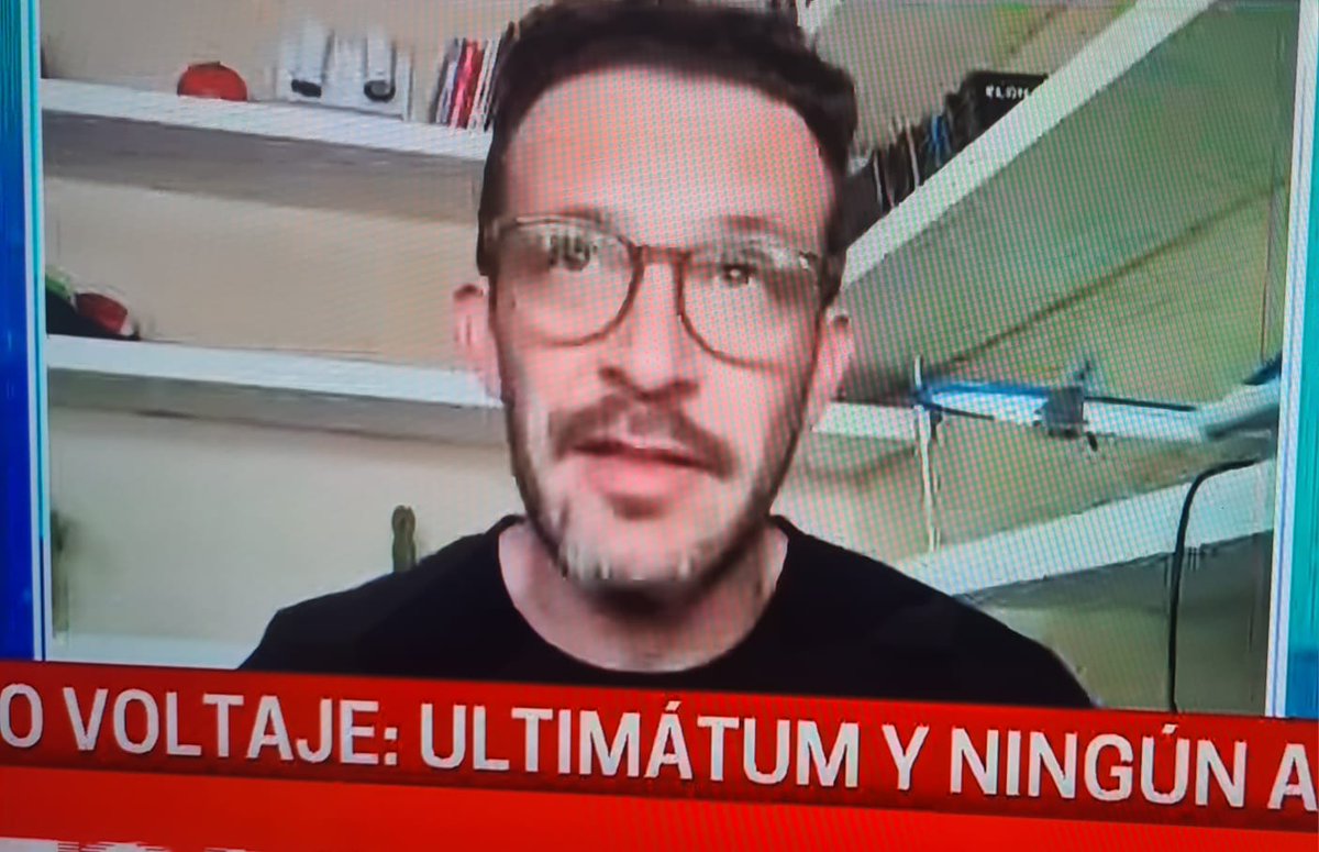 Excelente la maqueta que se observa detrás de <a href="/aleberco/">Alejandro Bercovich</a> 
Un avión de <a href="/Aerolineas_AR/">Aerolíneas Argentinas</a> 
Muchas gracias <a href="/aleberco/">Alejandro Bercovich</a> por tu sentido de pertenencia!
<a href="/C5N/">C5N</a> <a href="/Angelalerena/">Angela Lerena</a>