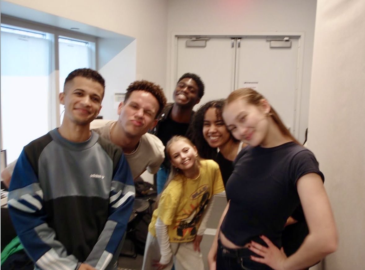 Lola Tung with her ‘The Turning’ workshop costars Jordan Fisher, Bryce Williams, Phoenix LaFreniere, Luli Mitchell and Waverly Fredericks at their presentation in New York from Carson Stewart! 🎭🌲