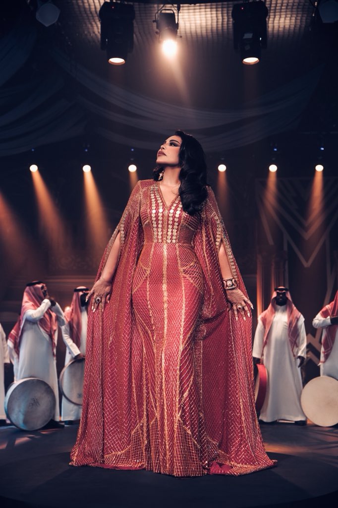 الليل سادَة والطَواريق مُرَّة
والحُلم حالي بَس ماله مَواري
إحساسي اللي لَو بَقى مِنه ذَرَّة
والله ما تَذري عَليها الذَواري

والجُرح أبرا مِنه وأحيان أبَرَّه
وإن مابَرى أو مابَراني مُباري
إن ماسَمَعت لناي الأوجاع جَرَّه
في داخِلَه تَجري عَليه الجَواري

واللي نَشَد عَن وَجد قَلبي