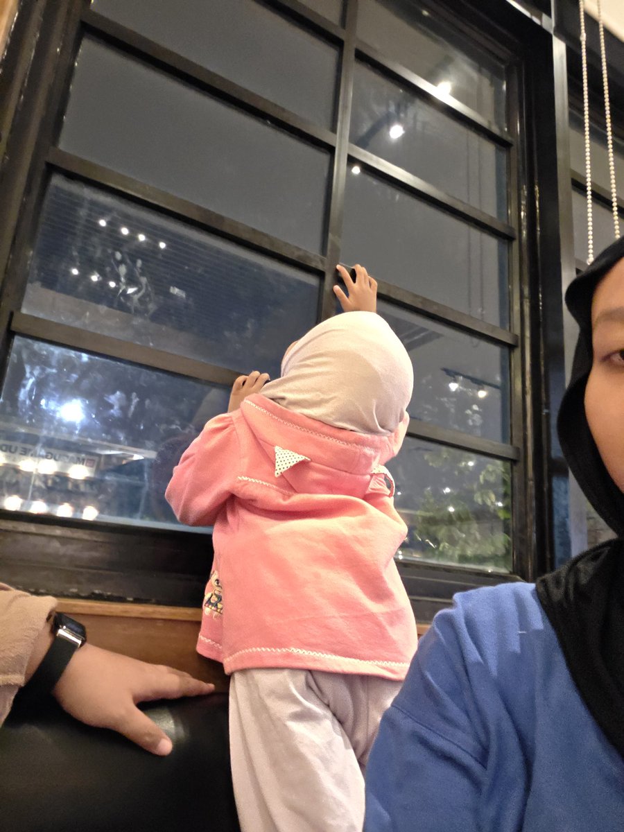 twrldzs's tweet photo. Masyaalloh Tabarokallohu, dia sudah tumbuh sebesar ini. Sehat selalu yaa nak cantik, kesayangan ibu satu satunya. Walaupun sekarang kita tinggal berdua, tetap semangat dan kuat yaa nak ku 💚 https://t.co/ZGeDI1DMQG