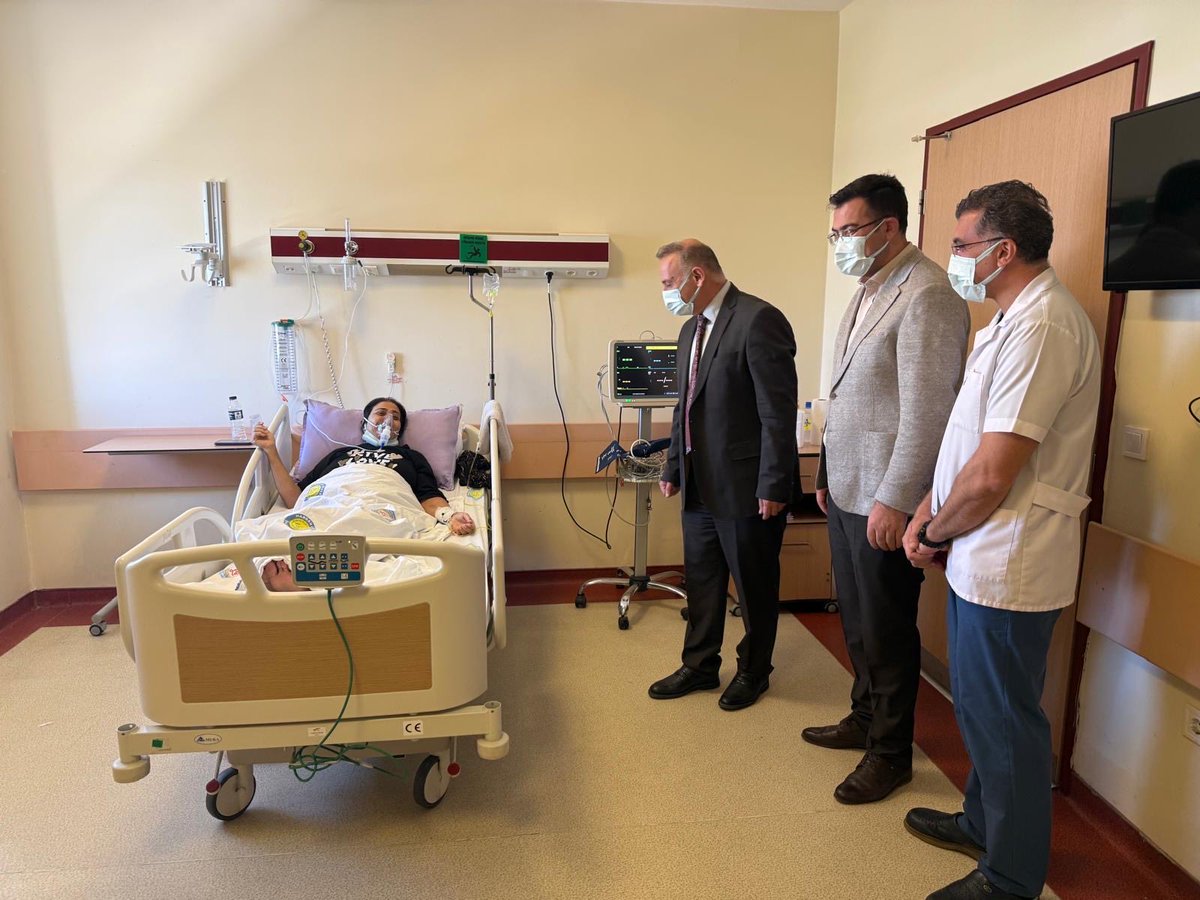 hrumedya's tweet photo. Rektörümüz Prof. Dr. Mehmet Tahir Güllüoğlu, Harran Üniversitesi Hastanesi’nde incelemelerde bulunarak hasta ve hasta yakınlarıyla bir araya geldi.

Rektörümüz, organ nakli servisini ziyaret ederek nakil olan hastanın sağlık durumu hakkında doktorlardan bilgi aldı ve hastaya geçmiş olsun dileklerini iletti. 

Ayrıca, operasyonu gerçekleştiren Genel Cerrahi Bölümü öğretim üyesi Prof. Dr. Faik Tatlı ve ekibini, böylesine önemli bir ameliyatı başarıyla gerçekleştirdikleri için tebrik etti.

Harran Üniversitesi Hastanesi, bölgedeki sağlık hizmetlerinde rol model olmaya devam ediyor.