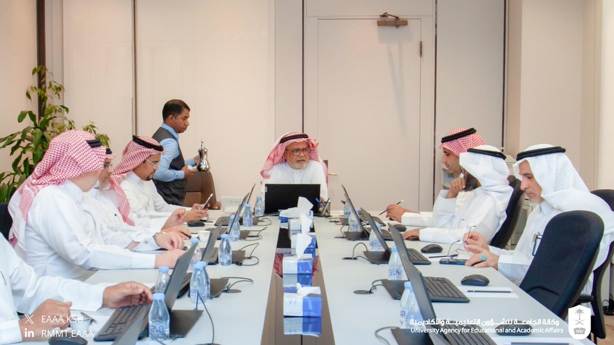 #خبر |

برئاسة سعادة نائب رئيس #جامعة_الملك_سعود للشؤون التعليمية والأكاديمية أ.د. ناصر الداغري، عقدت اللجنة الدائمة للمنح اجتماعها الثاني للعام الجامعي 1447هـ وذلك بحضور عددٍ من العمداء وممثلي الجهات ذات العلاقة.

حيث ناقش الاجتماع تطوير منظومة المنح الدراسية في الجامعة، ضوابط