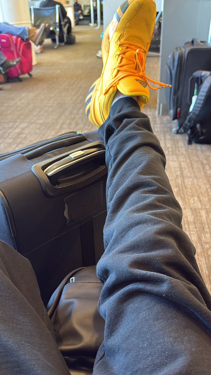 THE SECURITY GUY AT THE BAG BELT RECOGNIZED ME?!?!? 😭 bro knows my voice from the days when I was doing Radio Talk Shows

He asked what I’ve been up to and I struggled to explain I’m an anime man on the internet 

Dead 💀