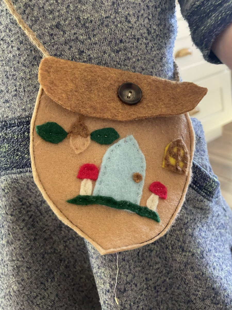 Littlest has been super in to acorn collecting the last couple of weeks so one of her big sisters made her an acorn pouch