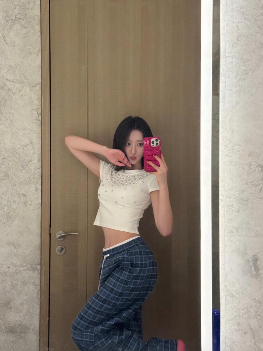 h1hwiseo's tweet image. 📸 H1-KEY ig update:

I love Shanghai💖 and Hangzhou💋

—— #H1KEY #하이키 #HWISEO #휘서