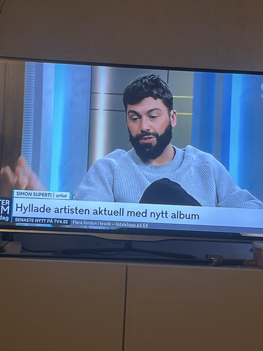 beduin01's tweet image. Sitter och snyftar över sin uppväxt - och underkänner sina ”otäcka” föräldrar - sedan skriver han låtar om sina fina föräldrar- hur hänger det ihop!!!