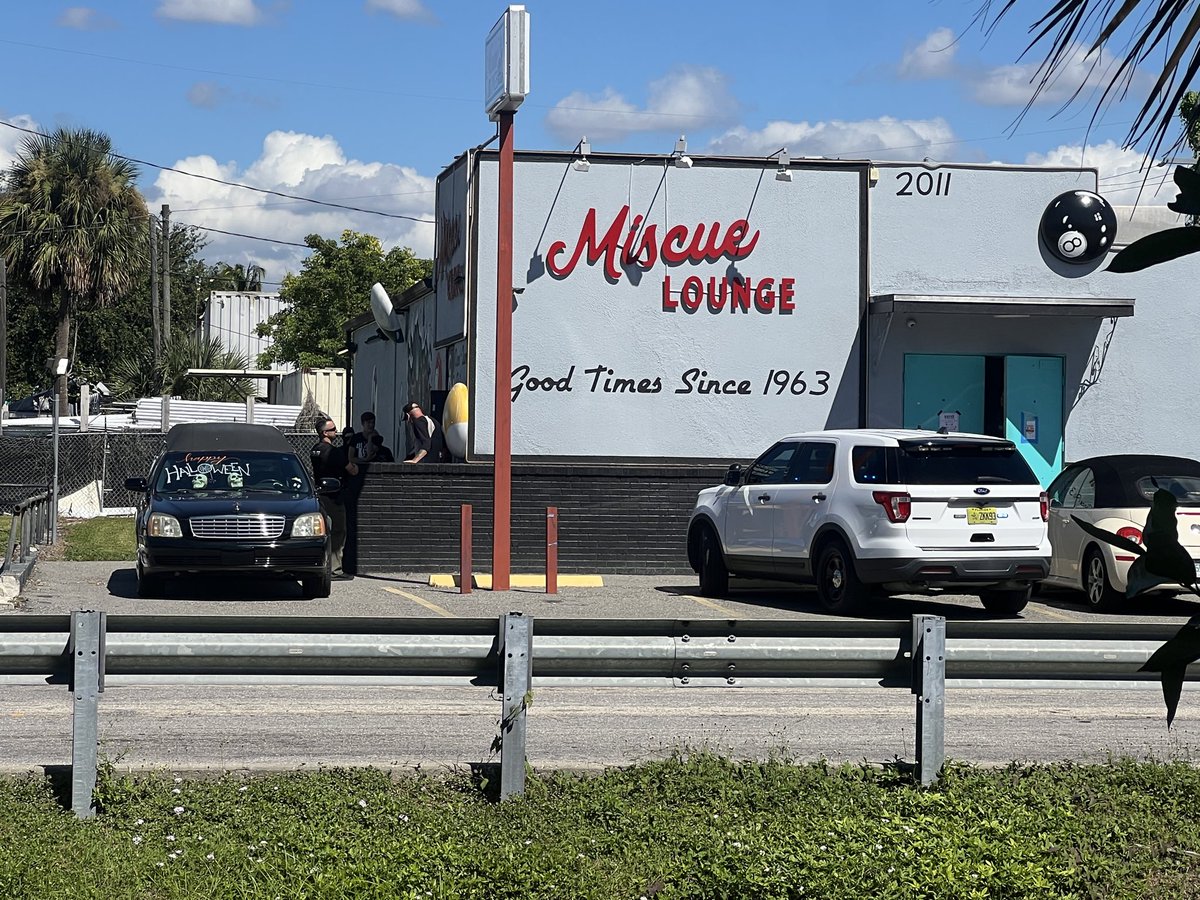 🚨 BREAKING: LCSO investigating at three Fort Myers locations — Miscue Lounge, Vegas Knights &amp; Royal Arcade.

Neighbors believe it’s tied to illegal slot machines. Only Seminole tribal casinos can legally offer gambling in Florida. #FortMyers #Breaking