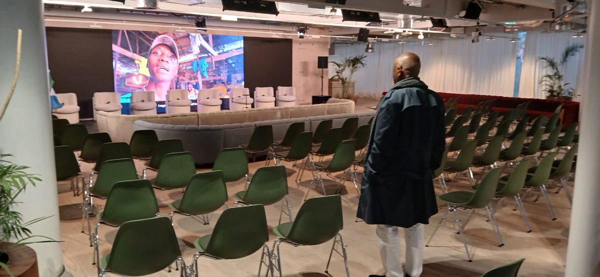 Michaeljadenken's tweet photo. The Stage is set as Chief Minister presents my story and project to a group of distinguished guests and investors. Together we can KiKstart our lives, communities and nation.
#kikstart
#kushFreeFuture
#SaloneX https://t.co/Sw8cS4auJB