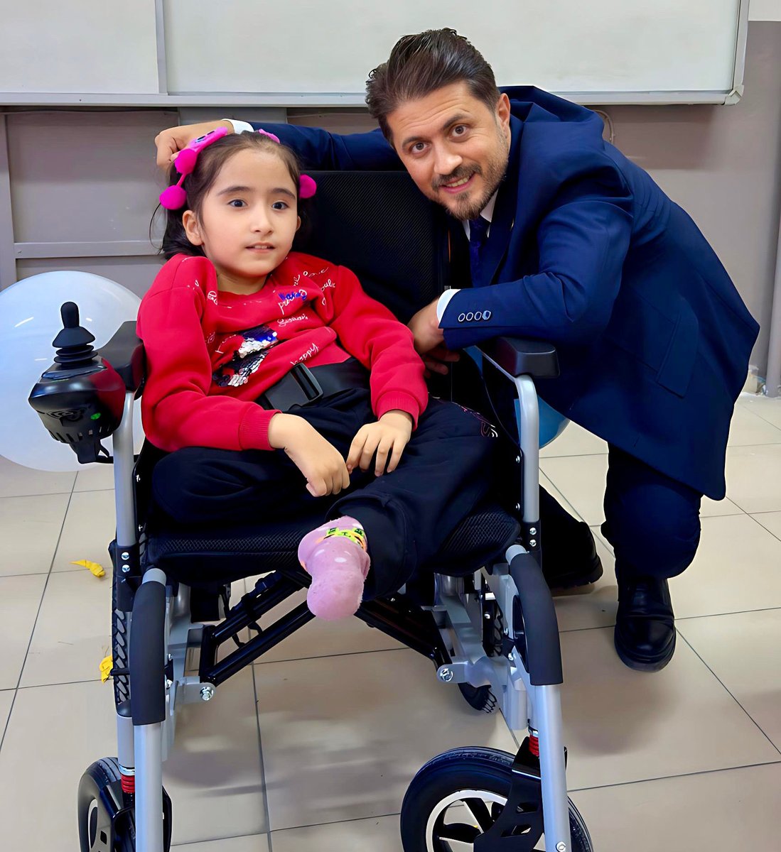 Döngel Mahallemizde yaşayan
Ayşegül yavrumuza özel olarak  akülü araba götürdük.

Arabasına oturduktan 10 dk sonra Ayşegül ne dese beğenirsiniz

Başkanım bu araba bu gece bende kalabilir mi? 🥹