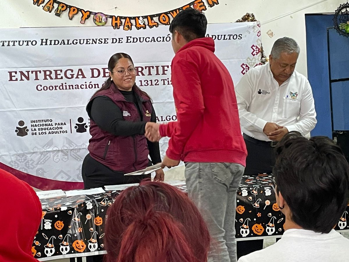 iheaoficial's tweet photo. En la Coordinación de Zona Tizayuca #IHEA se entregaron 20 certificados a educandos jóvenes y adultos, donde el coordinador Arturo Salvador Olguín, reconoció la labor de los técnicos y asesores educativos así como a los egresadoa por su esfuerzo y dedicación. https://t.co/IGFoXI4QIl