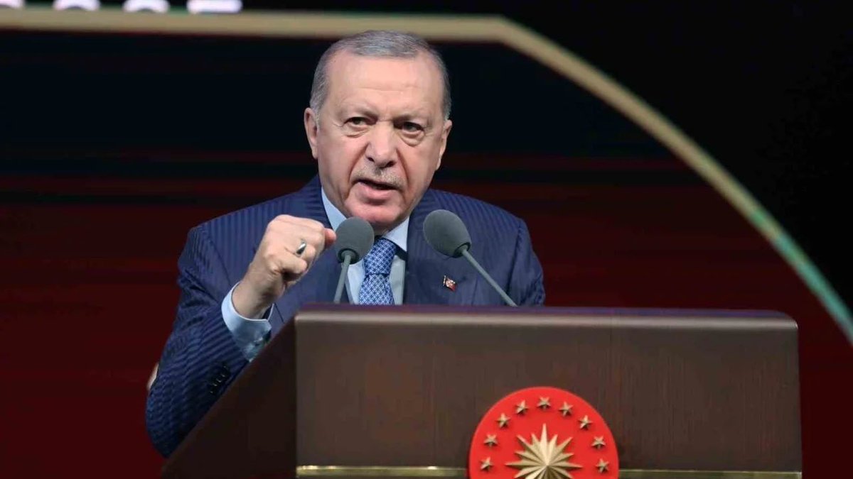 DigiPaperTR's tweet photo. Cumhurbaşkanı Erdoğan:
“Türkiye emin ellerde, güvendedir.”
Bu cümle sadece bir teminat değil, bir rota tarifidir.
Erdoğan liderliğinde Türkiye; güvenlikten barışa, diplomasiden savunma sanayine istikrarla büyüyor, kararlılıkla yol alıyor.
#Digipaper https://t.co/LGIyHLciQe