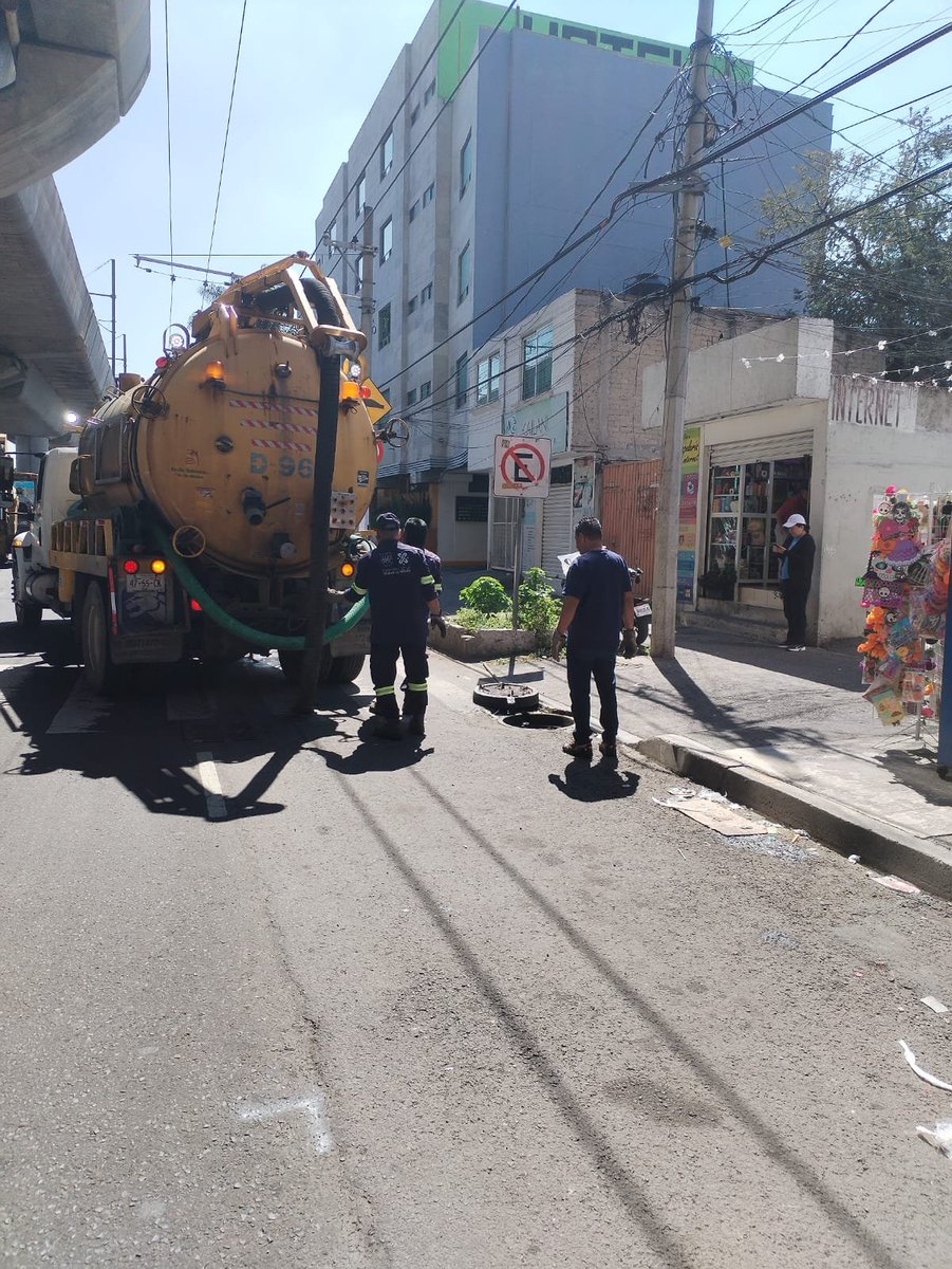 SEGIAGUA's tweet photo. #Tlaloque2025⛈️ #BrigadaSEGIAGUA realiza desazolve de la red de drenaje en📍Av. Tláhuac, esquina Granada, colonia San Andrés Tomatlán, @Alc_Iztapalapa.
#OperativoLluvias2025 🌧️ https://t.co/mDRC2hq6T8