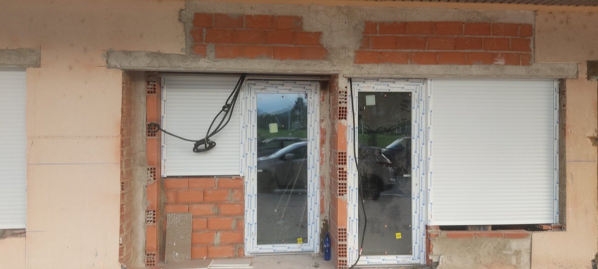 jvierbrown's tweet photo. Estamos perdiendo el comercio de los barrios algún inverso se ha vuelto loco y está convirtiendo todos los bajos en viviendas mientras para la población se nos hace imposible el acceso a una vivienda digna porque supuestamente es ilegal montar una vivienda en un bajo comercial. https://t.co/AKQh3oie1K