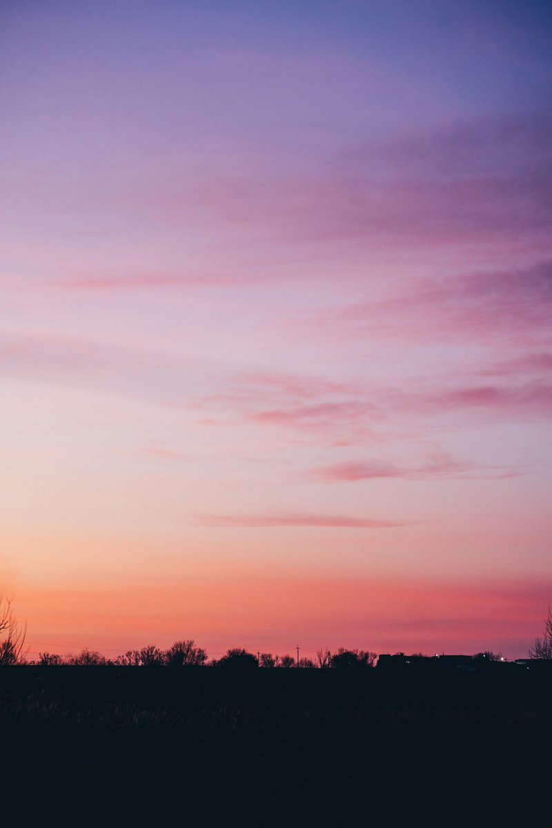 Siamo  qui col sole che scende  e tramonta siamo qui a guardare le sue sfumature e le nuvole  che ogni tanto si affacciano..