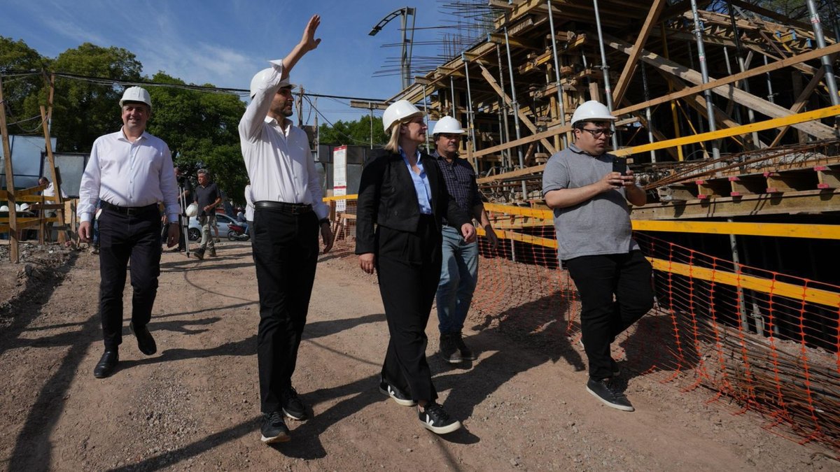 💪🏽 Continúan las obras en la Estación Policial Rosario Centro

Con una inversión provincial superior a $14.000 millones, avanza la construcción, que será un hito en el policiamiento de la ciudad y forma parte del Plan de Refuncionalización del Sistema de Comisarías.

👉El nuevo