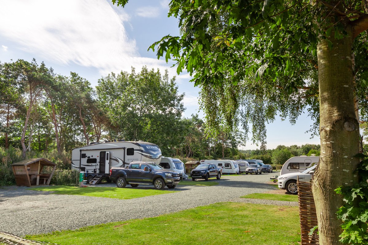 pitchup's tweet image. A few miles from the #Norfolk Coast, this #campsite has 16 warm luxury bathrooms, a roomy, indoor washing-up area and a washing machine and dryer. Send the kids to the adventure playground while you enjoy the coffee and snacks from the on-site shop: pitchup.com/campsites/Engl…
