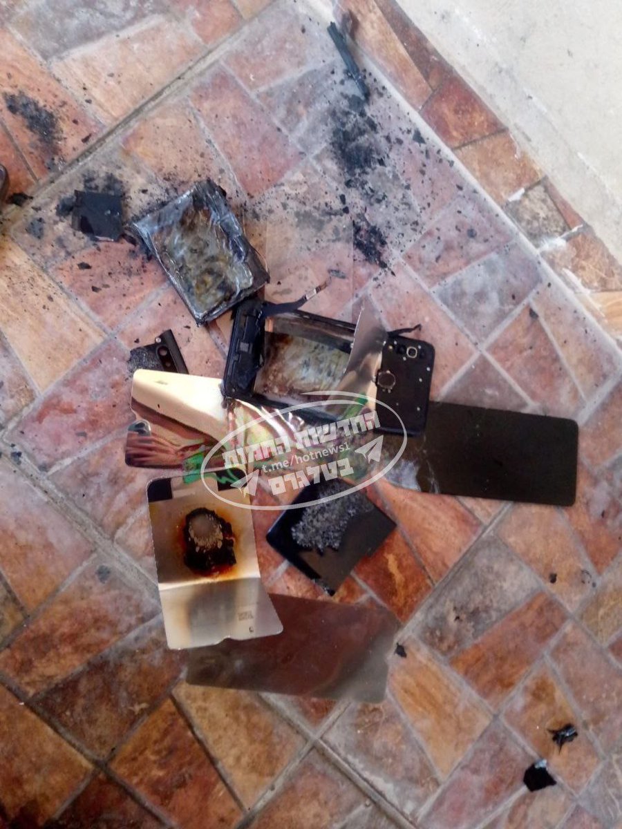 EliAfriatISR's tweet image. 🚨BREAKING: Reports in Lebanon of a Samsung cell phone belonging to a Hezbollah terrorist exploding in southern Lebanon in the last hour.
According to reports, this is the fifth cell phone belonging to Hezbollah terrorists to explode in Lebanon in the past week.