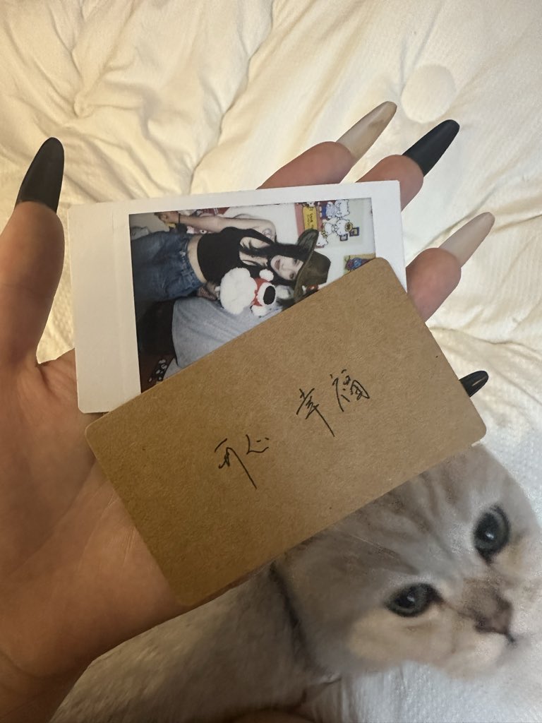 M_o7Ls's tweet photo. 分手后前女友寄回了 在一起的时候拍的拍立得 里面夹了一个这个卡片 开心幸福 是我们刚在一起的时候去拍拍立得那天我们写在另一张拍立得上面的话 打开的时候突然就好想哭 明明分手说的那么决绝 https://t.co/iiGUb7Z11C
