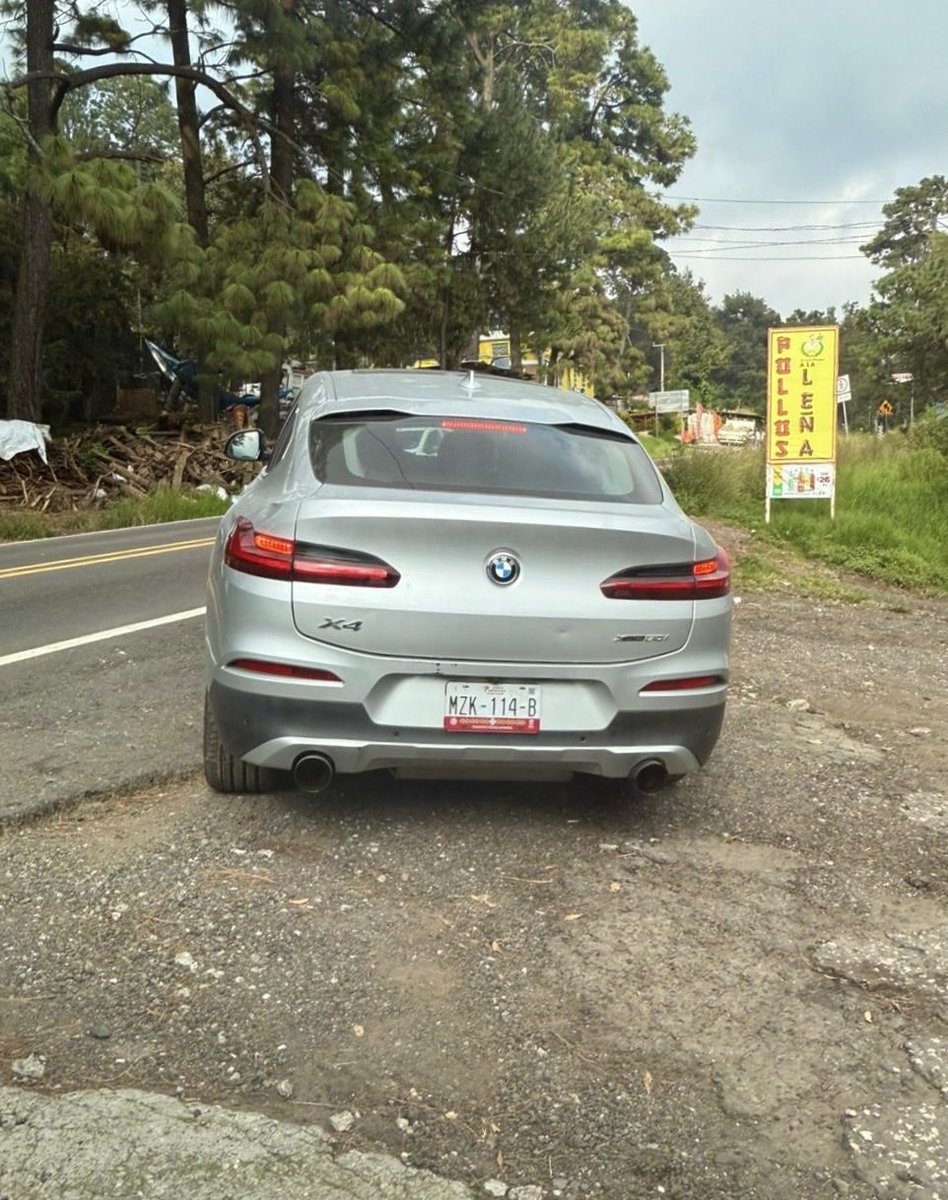 #URGENTE: Reportan camioneta con al menos tres sujetos armados (tatuajes visibles) recorriendo carrera federal México-Cuernavaca a la altura de Tres Marías, municipio de #Huitzilac
Tomen sus precauciones.
<a href="/GN_Carreteras/">Guardia Nacional Carreteras</a> <a href="/Defensamx1/">@Defensamx</a> <a href="/SSPCMexico/">Secretaría de Seguridad y Protección Ciudadana</a> <a href="/sspc_morelos/">Secretaría de Seguridad y Protección Ciudadana</a>  <a href="/SEDENA_MEX/">EJÉRCITO MEXICANO</a>