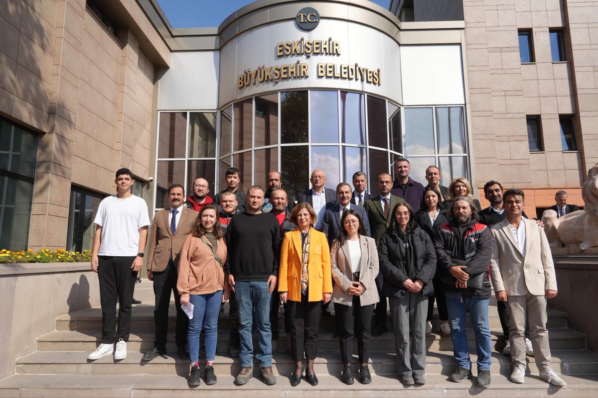 bernaozgull's tweet photo. Motokuryeler, güvencesizliğin en görünür ama en az konuşulan yüzü.
Bugün Eskişehir’de İl Başkanımız Talat Yalaz, Milletvekilimiz Utku Çakırözer, Eskişehir Büyükşehir Belediye Başkanımız Ayşe Ünlüce, Tepebaşı Belediye Başkanımız Ahmet Ataç ve PM üyemiz Berkay Gezgin ile birlikte motokuryelerle buluştuk.

İktidar yıllardır bu alandaki sorunlara gözlerini kapatıyor. Motokuryeler güvencesizliğe, düşük ücretlere ve adaletsiz çalışma koşullarına mahkum ediliyor.

Biz emeğin onuru için, kuryelerin hakkı için mücadele etmeye devam edeceğiz. Bu düzen değişecek. 

@herkesicinCHP @eczozgurozel @eskisehirbb @ayseunluce 

#MotokuryelereAdalet