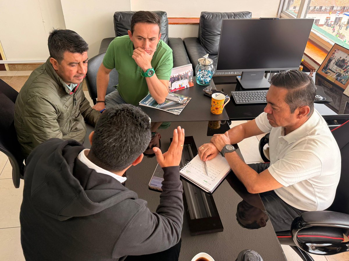 John Carrero (@john_carrero) on Twitter photo 💚 Cada solicitud desde los territorios es una oportunidad para escuchar, gestionar y construir soluciones que transforman vidas.
🚜 Hoy en <a href="/TierraSuaBoyaca/">TierraSua S.A.S</a> recibimos la visita del Alcalde de Labranzagrande Jorge Vanegas, y el jefe de maquinaria municipal, quienes compartieron 💚 Cada solicitud desde los territorios es una oportunidad para escuchar, gestionar y construir soluciones que transforman vidas.
🚜 Hoy en <a href="/TierraSuaBoyaca/">TierraSua S.A.S</a> recibimos la visita del Alcalde de Labranzagrande Jorge Vanegas, y el jefe de maquinaria municipal, quienes compartieron