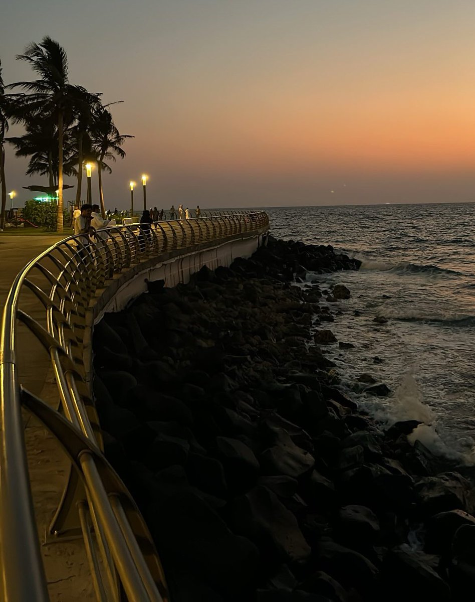 falid's tweet image. مشهد الليلة، ما بين الغروب والبحر 🧡