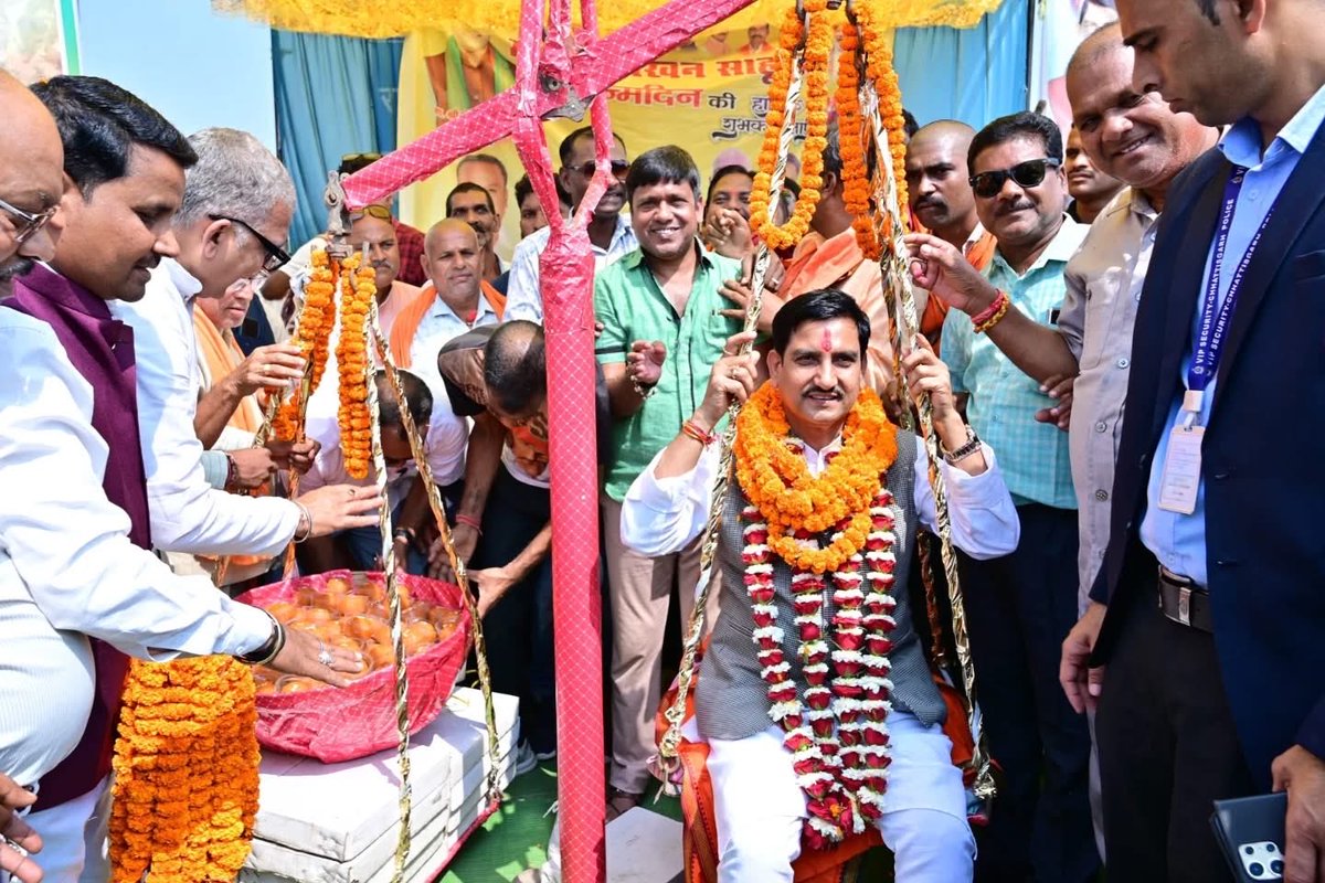 tokhansahu_bjp's tweet photo. आज ग्राम कछार में भारतीय जनता पार्टी के देवतुल्य जनता ने मुझे आत्मीय अभिनंदन किया।
स्नेह और सम्मान के प्रतीक के रूप में लड्डू से तुलादान किया गया।
#hamarsansadhamartokhan
#HBTS #RFS
#thankyou #viksitbharatviksitchhattisgarh #atmanirbharbharat #modikaparivar https://t.co/wL0zcdliKF